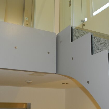 Ganzglasgeländer Befestigungsdetail Treppe