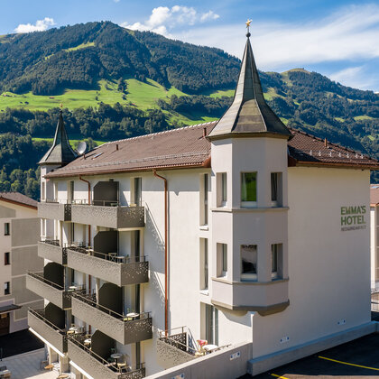 Balkonanlage mit Vollkerngeländer, Emma's Lungern