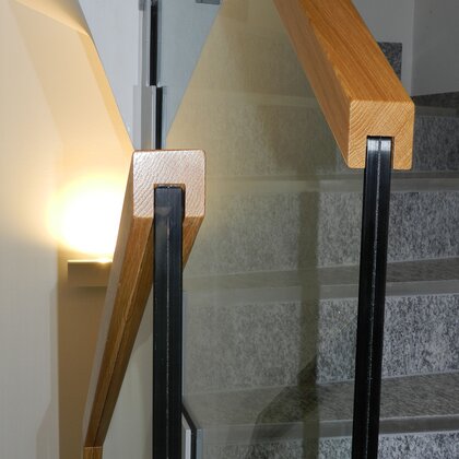 Ganzglasgeländer mit Holzhandlauf Detail